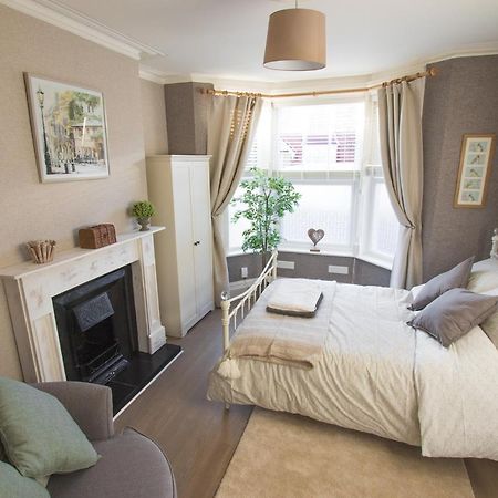 Lovely Studios In Centre Swindon Bagian luar foto