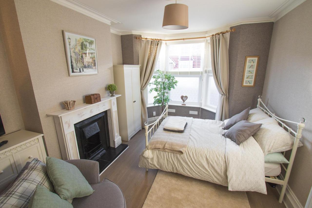 Lovely Studios In Centre Swindon Bagian luar foto