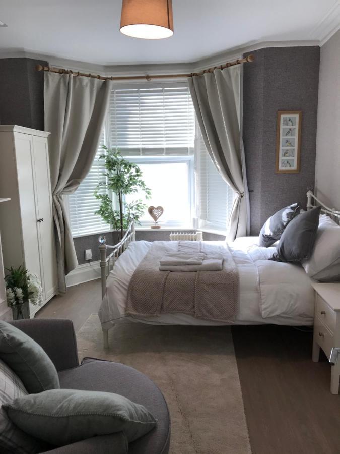 Lovely Studios In Centre Swindon Bagian luar foto