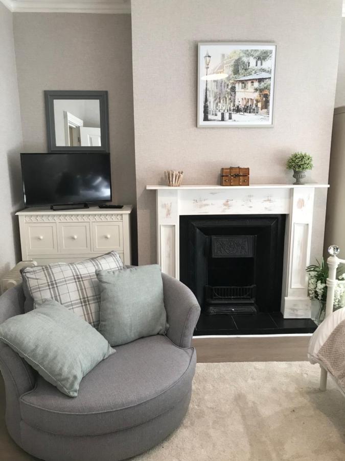 Lovely Studios In Centre Swindon Bagian luar foto
