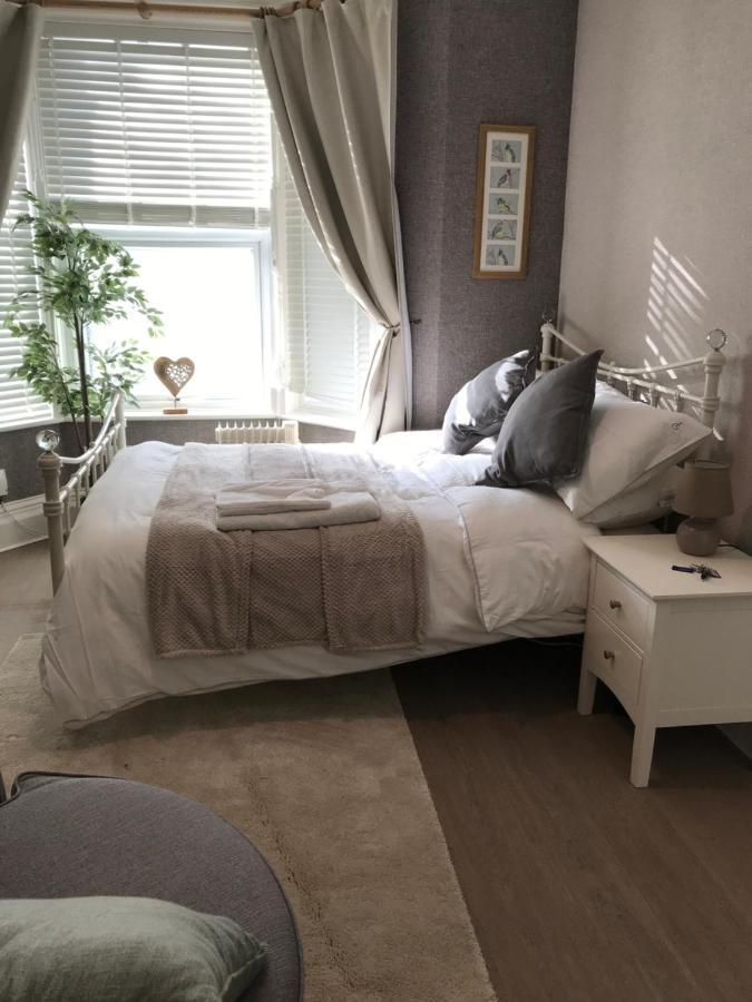 Lovely Studios In Centre Swindon Bagian luar foto